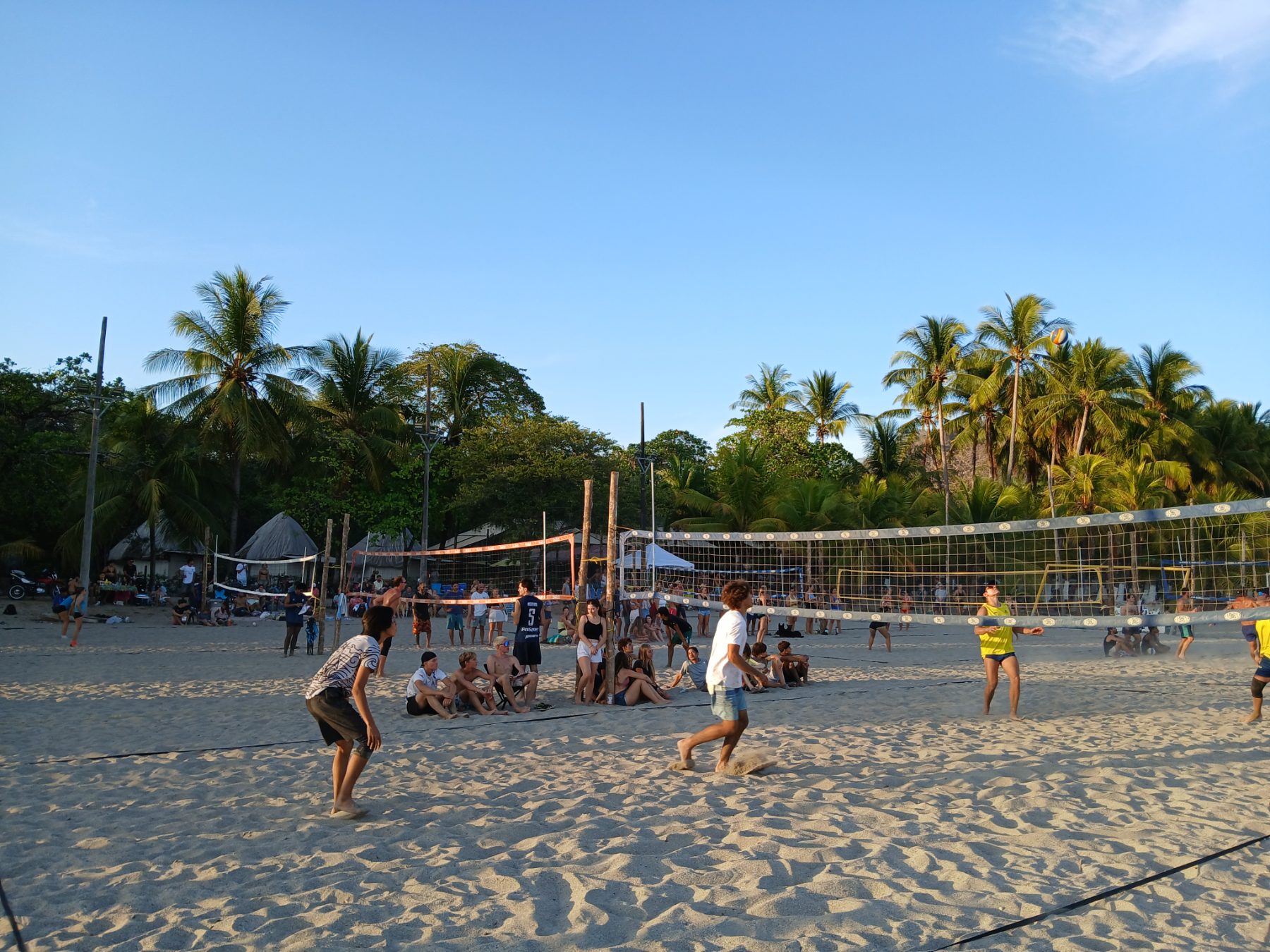 Locals and visitors gathered at the net in Sámara