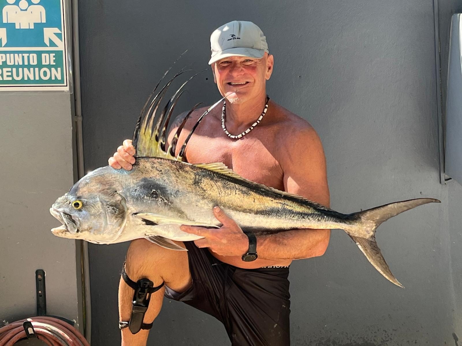 Angler with a trophy roosterfish in Sámara